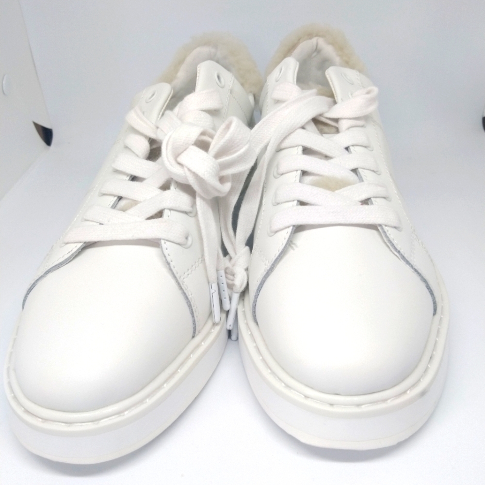 White sneakers with lamb wool